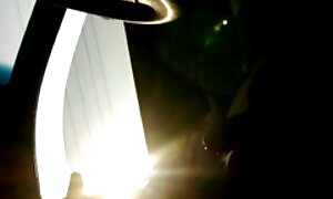 クローズアップの女性fucks油を塗った穴と大きなディルド 一徹 女性 向け 無料
