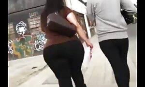 驚きの女の子は、浴室でゴム製のコックにふける エロメン エロ 動画