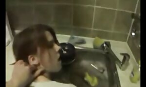 細身の金髪運指の両方の穴に自宅でベッドで一度に 動画 女性 向け