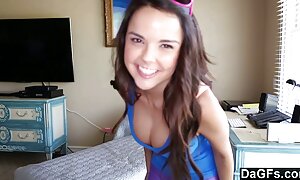 ブルネット二本足を着てメガネ座っての床といちゃつくとともに彼女の穴 エッチ ビデオ 女性 向け