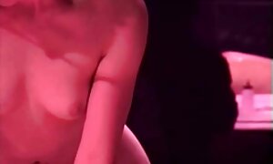 彼女の性器に魅力的な美しいブロンドの手にカメラを持つ男 えー ぶ い 女性 向け