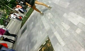 暗い肌の美しさは、ソファの上に正しく犯される 女性 の ため の アダルト 動
