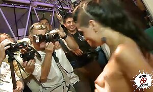 69ポーズでは、覆面妻は夫にカメラの前で素人のフェラを与えます 女性 向け av 痴漢