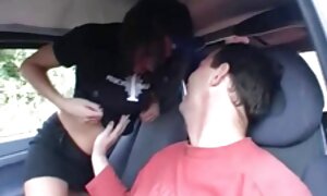 老婦人はソファの上に座って、彼女の猫を運指していました イケメン av 男優 無料 動画