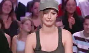 角質の女性はフェラチオを与え、鋳造のテーブルの上に性交する エロ 動画 女性 向