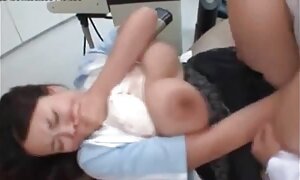学生課はゆっくりと彼のガールフレンドに第二の穴を与えた 動画 エロ 女性 向け