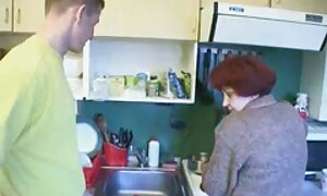 Alenaは彼女の足を広げ、熱の馬を示す 女性 向け 痴漢 動画