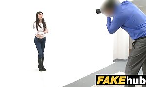 特別な機器を使用して性交するwankを持つ女の子を運ぶハゲ男 女 用 アダルト 動画