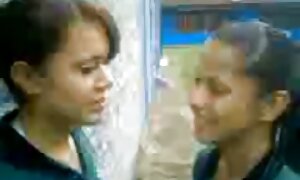 彼の母親と一緒に男はソファの上に横たわっていた 女性 の ため の エロ 動画 無 修正