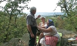 金髪の車の中でセックス 女性 向け アダルト 熟女