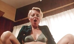大きな胸を持つ若い女性とセックスをしている男 鈴木 一徹 人妻