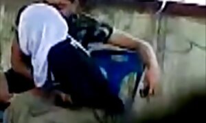 ブルネットと偽の胸の大きな運指コックの間に胸 av 女性 向け 動画