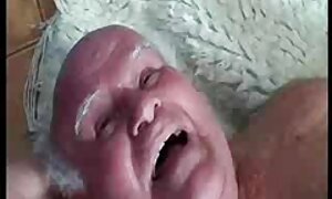 茶色の髪を示した男の小さな胸と毛スリットからかい性 イケメン 男優 エロ