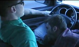 彼女は台所で赤毛の獣を強奪し、彼女の口を渡します エロ 動画 シュガール